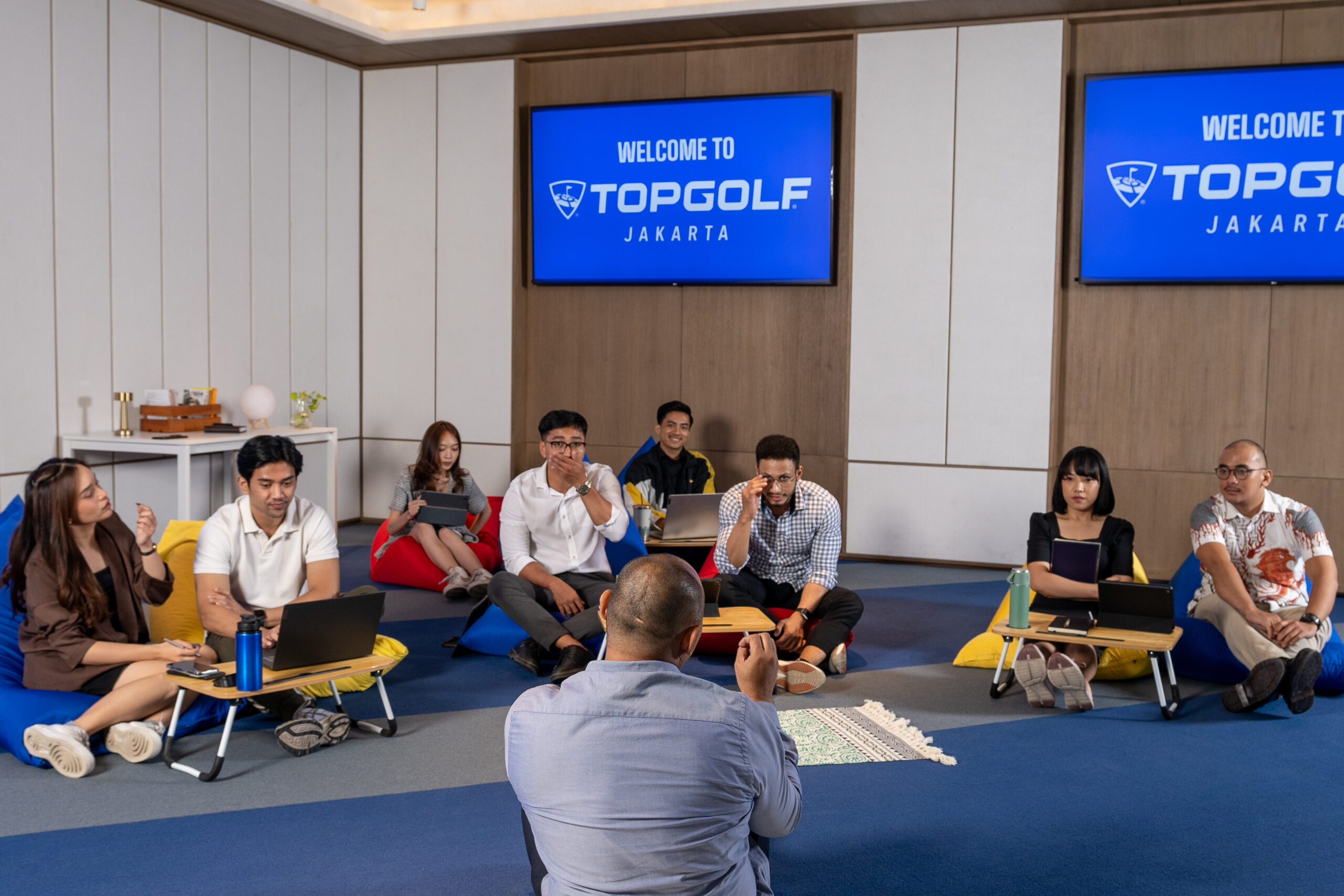 Game Kerjasama Tim Indoor: Solusi Seru untuk Team Building Korporat di Topgolf Jakarta