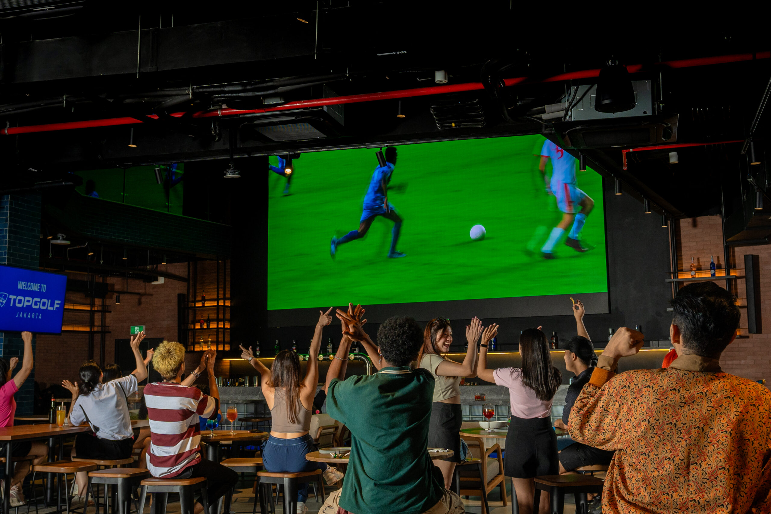 Nobar Bola di Cafe: Sensasi Seru Menonton Pertandingan di Topgolf Jakarta