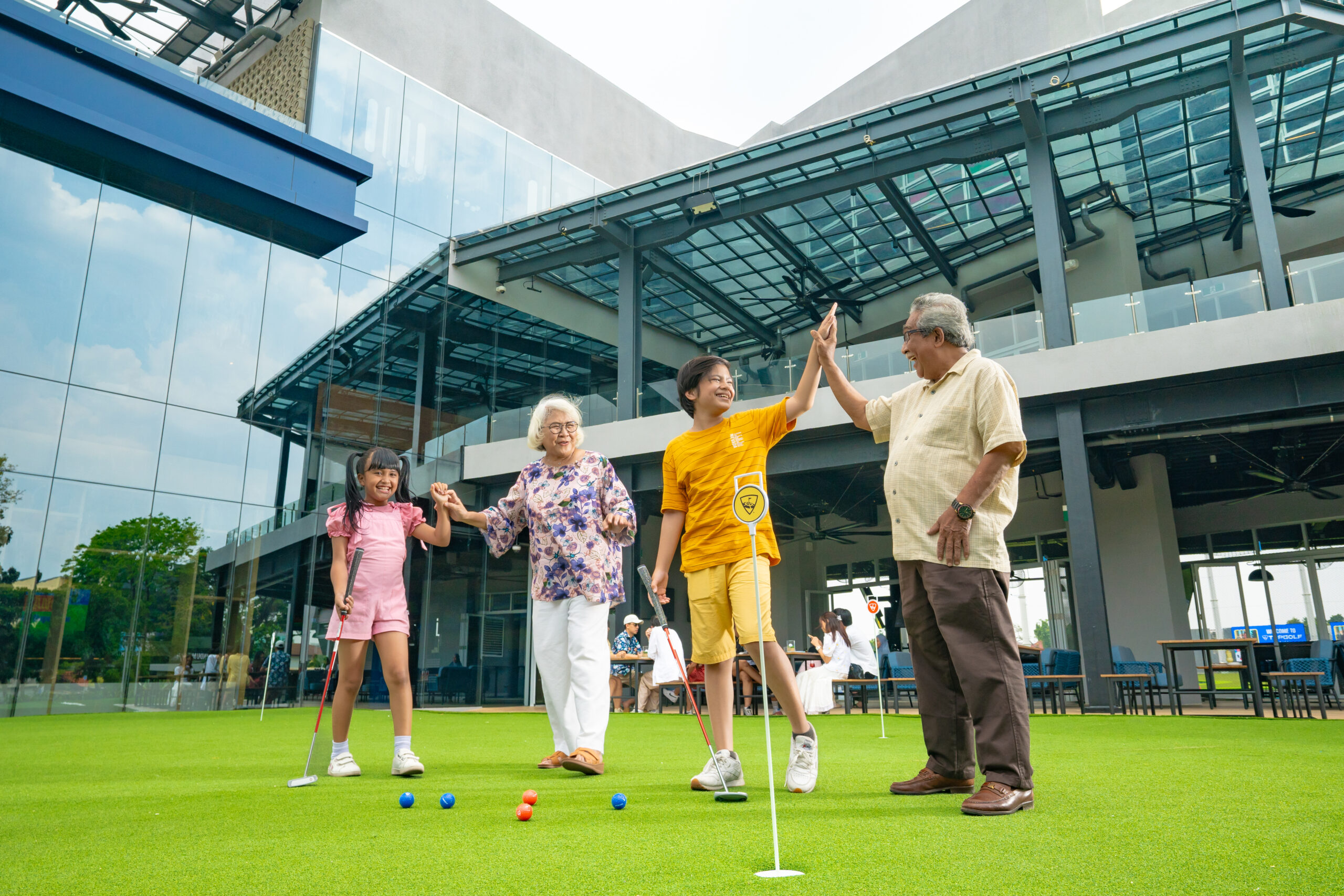 Quality Time Keluarga yang Berkesan di Topgolf Jakarta