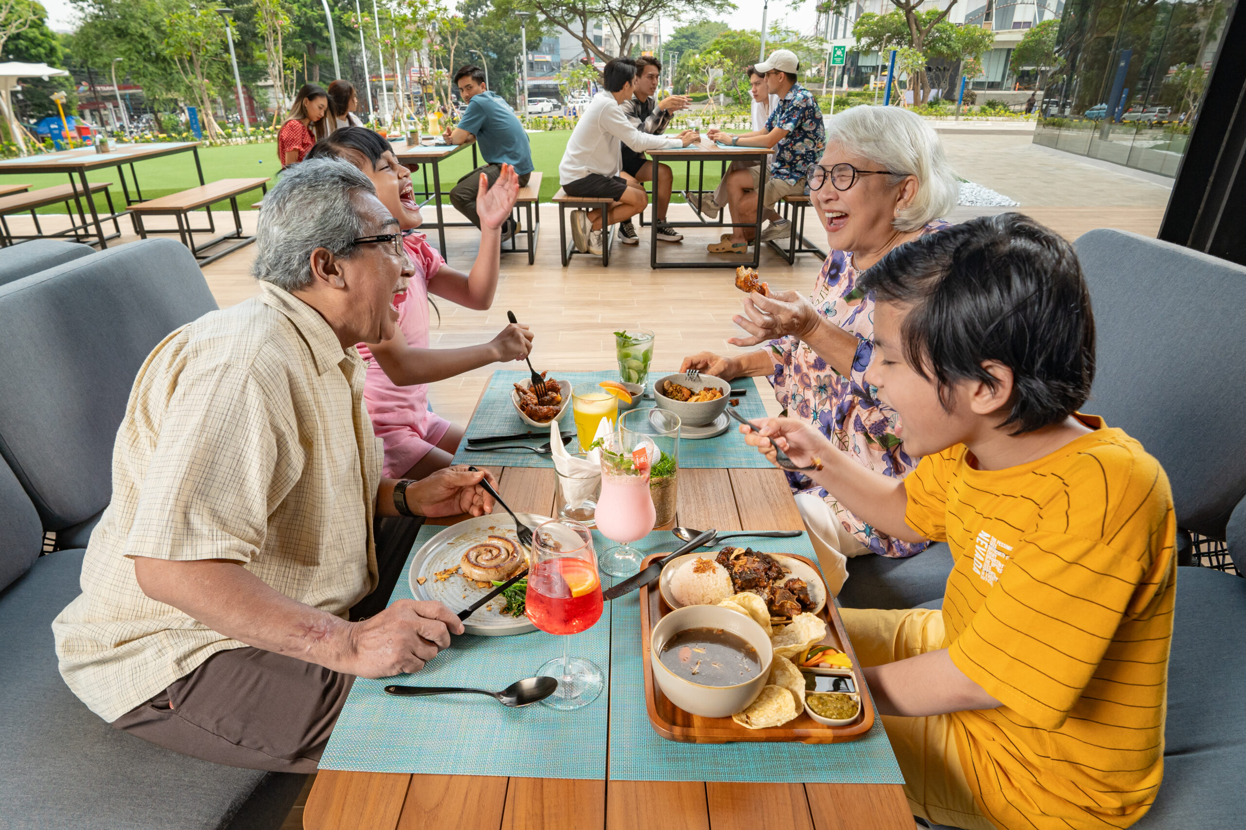 Makan Bersama Keluarga: Momen Spesial yang Tak Tergantikan di Topgolf Jakarta