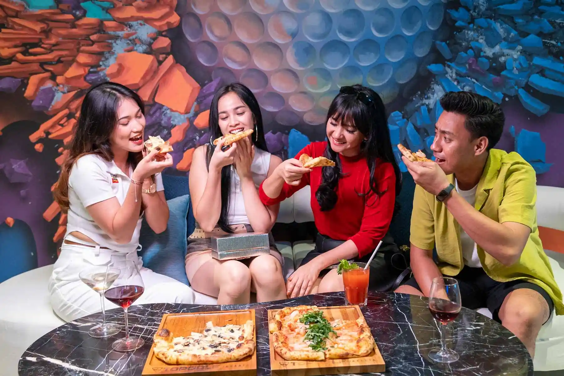 Rasakan Keseruan Double Date di Topgolf Jakarta: Cara Seru untuk Kencan Ganda yang Tak Terlupakan!